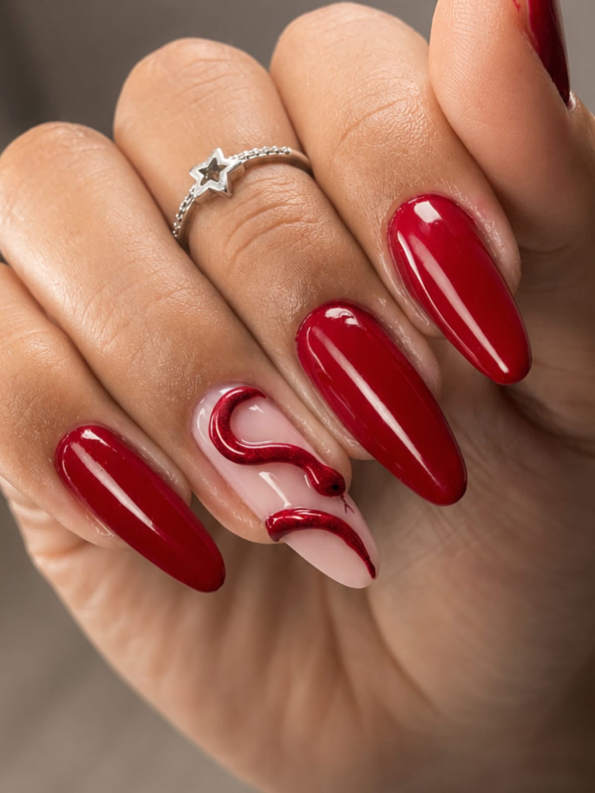 Unhas vermelhas profundas com cobra 3D moldada à mão em gel