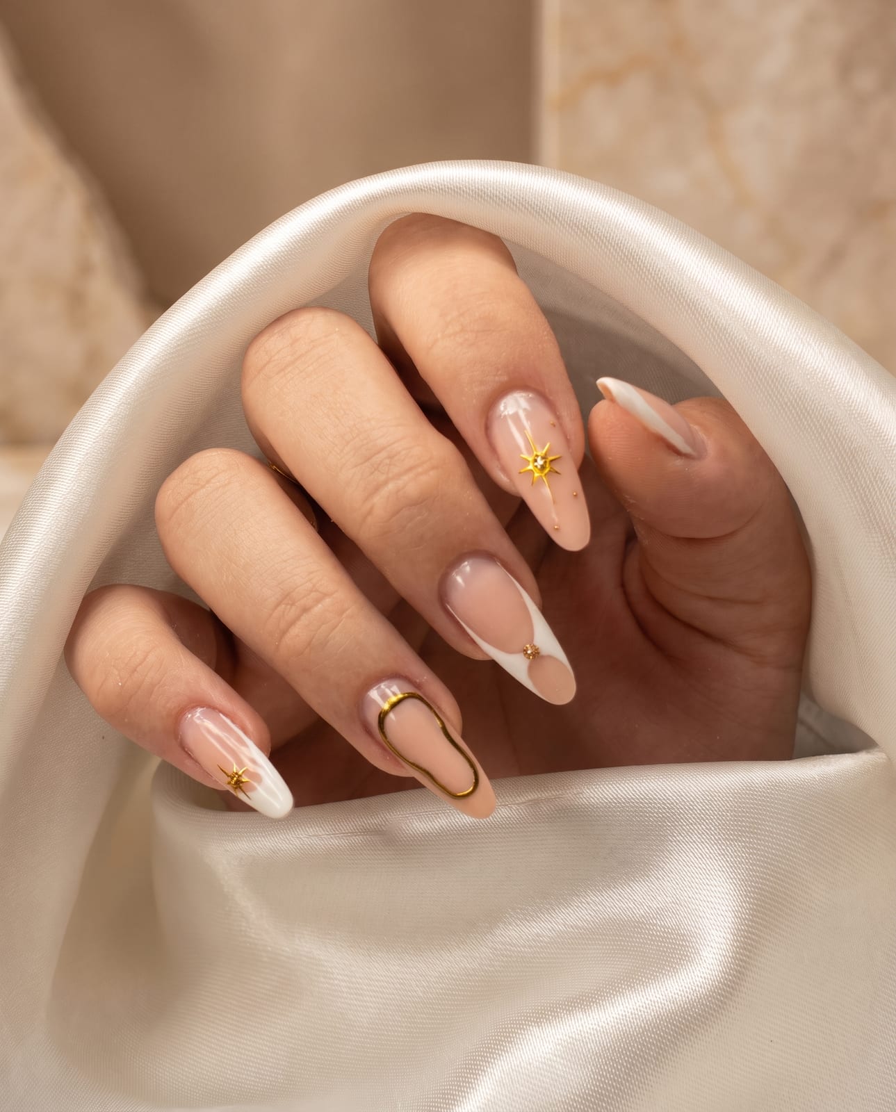 Francês branco com estrela dourada e contorno de ouro