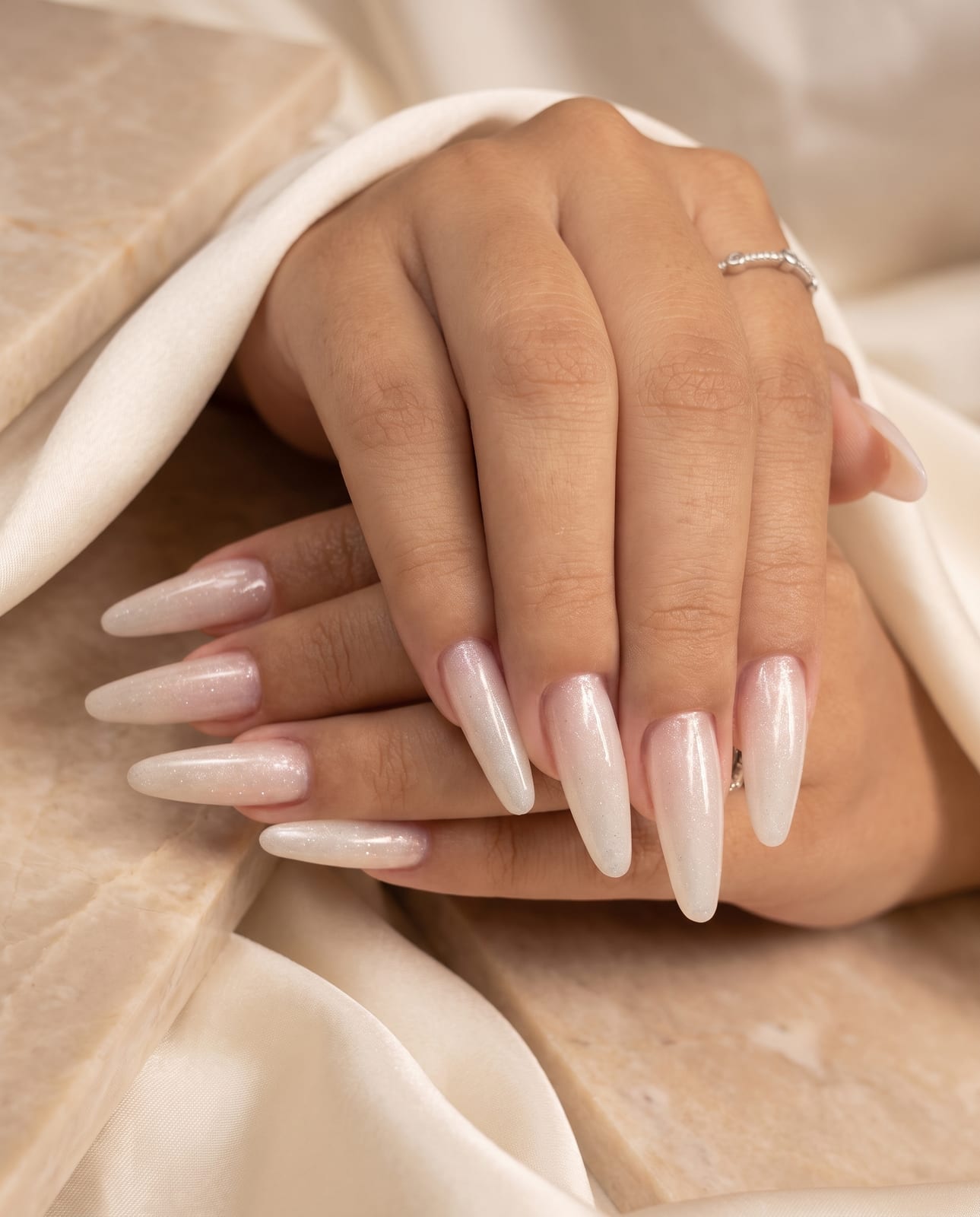 Stiletto longo em degradê branco leitoso