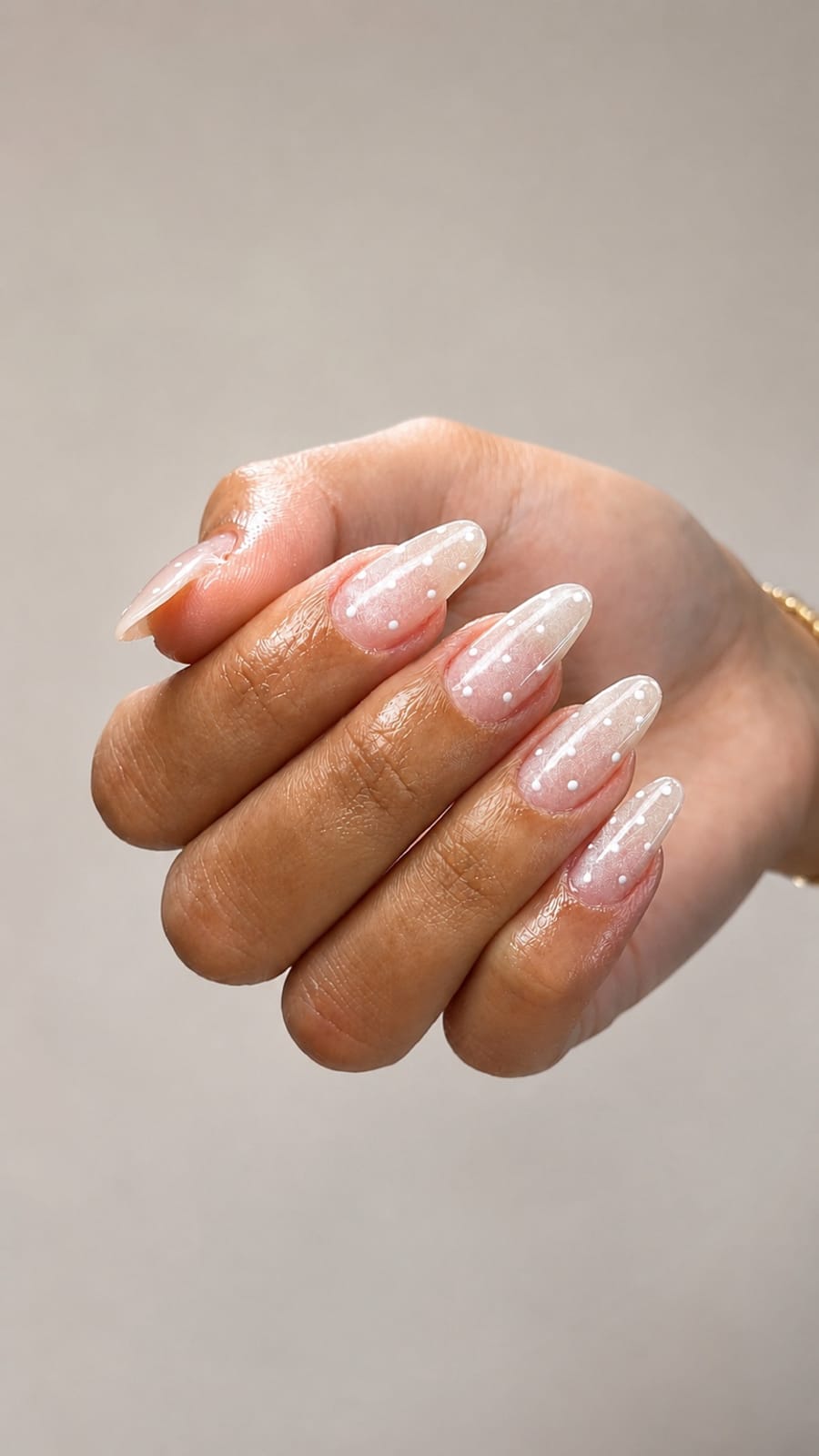 Unhas amêndoa peroladas com poá de pontos brancos