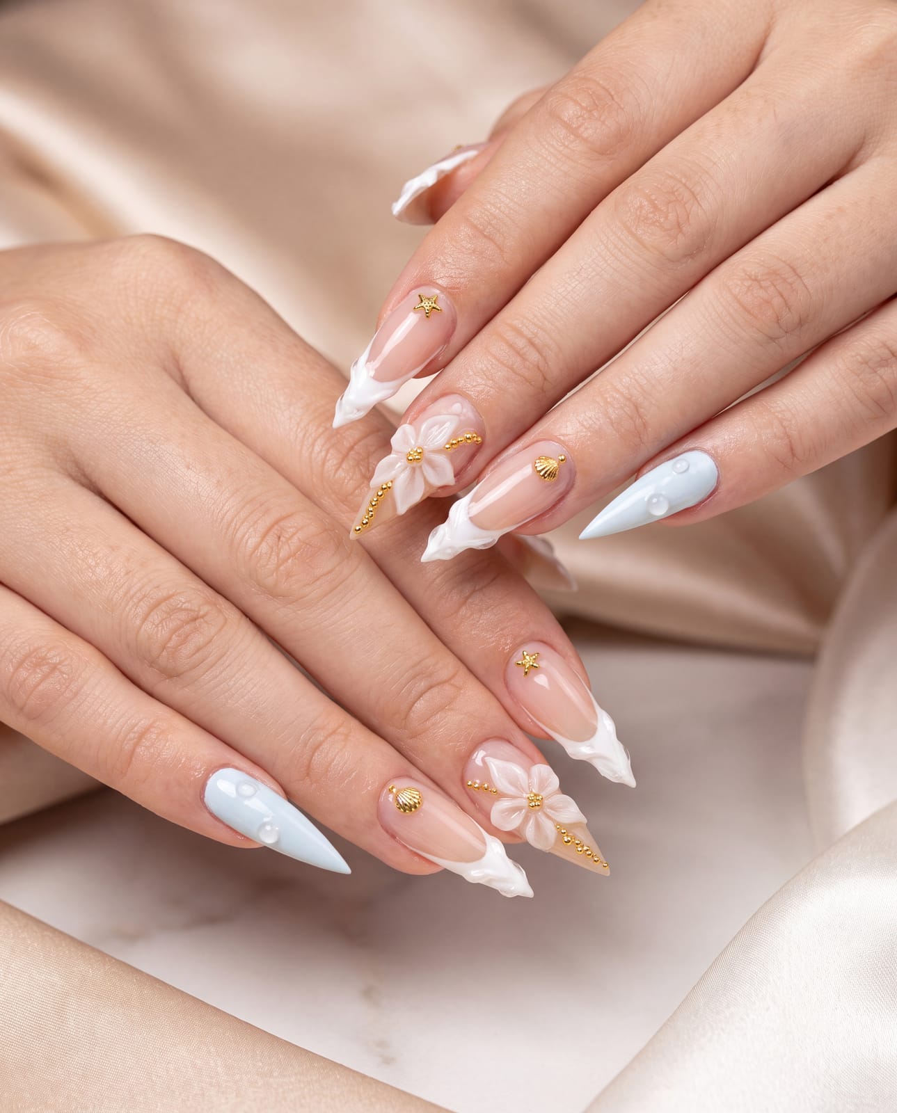 Unhas stiletto com flores 3D esculpidas, estrelas-do-mar douradas e gotas d'água