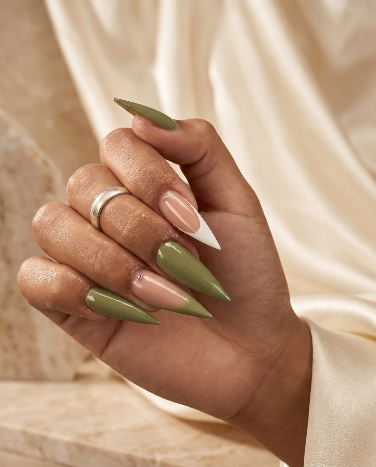 Unhas stiletto em verde sálvia com francesinha invertida
