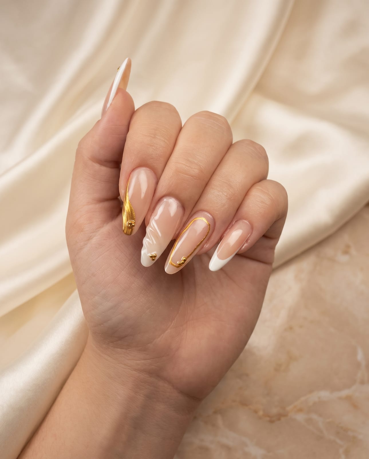 Nude com relevo dourado escultural e esferas de ouro